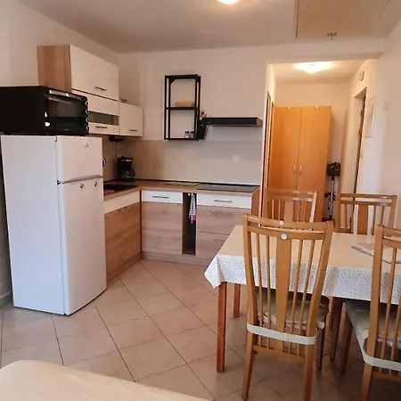 Alicia Lopar-50m Vom Apartman