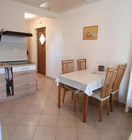 Alicia Lopar-50m Vom Apartman