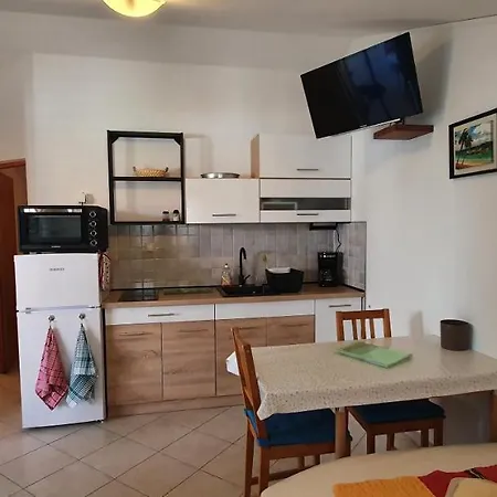 Alicia Lopar-50m Vom Apartman